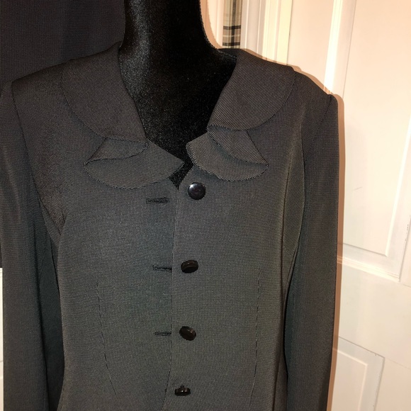 TAHARI. Arthur S. Levine  Two Piece Suit - Picture 2 of 8